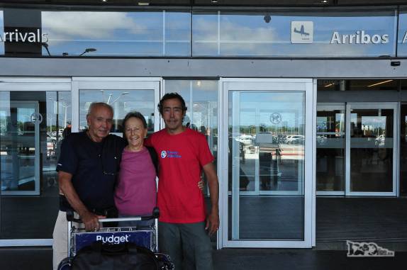 O Rodrigo recepcionando seus pais, Seu Gustavo e Dona Nilza (Joca e Ixa, para os íntimos!) no aeroporto de Montevideo, no Uruguai